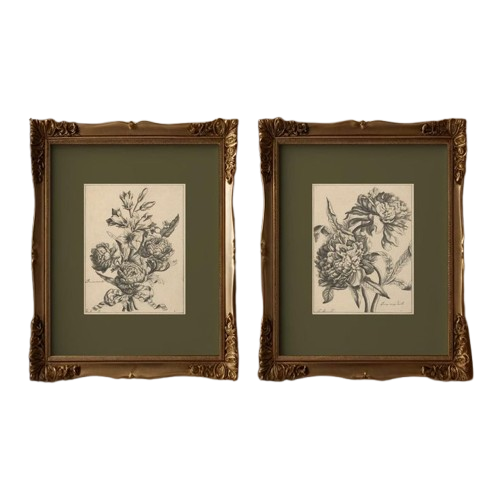 Variedad de marcos para fotos en una pared